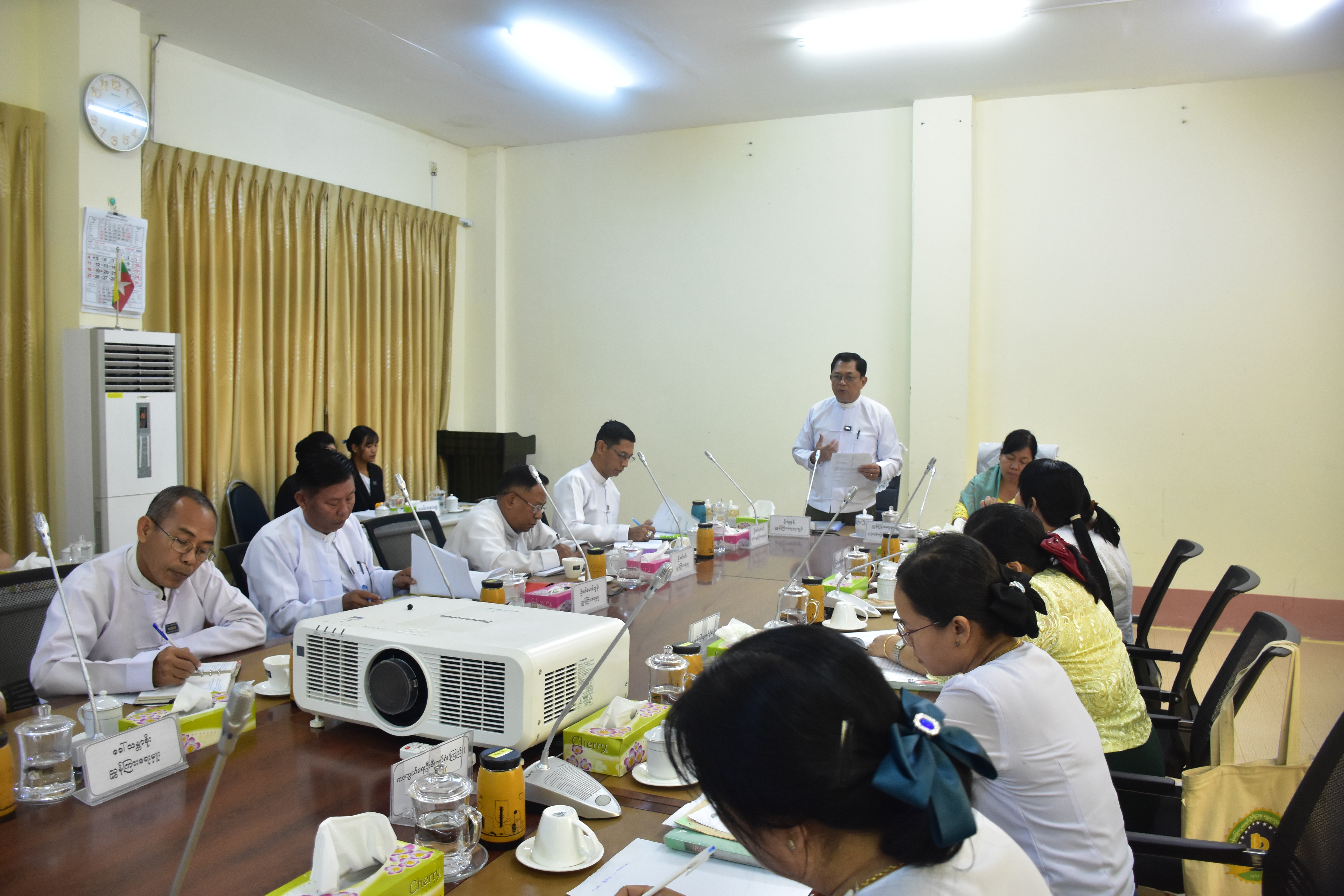 စီမံကိန်းနှင့်ဘဏ္ဍာရေးဝန်ကြီးဌာန၊ ပင်စင်ဦးစီးဌာန၊ ကာကွယ်ရေးဦးစီးချုပ်ရုံး (ကြည်း)၊ ငွေစာရင်းရုံး၊ ရသုံးမှန်းခြေငွေစာရင်းဦးစီးဌာနနှင့် မြန်မာ့စီးပွားရေးဘဏ်တို့ နိုင်ငံ့ဝန်ထမ်းများနှင့် အငြိမ်းစား ဝန်ထမ်းများအတွက် အပိုထောက်ပံ့ကြေး ခံစားခွင့်ပြုခြင်းနှင့်စပ်လျဉ်း၍ ညှိနှိုင်းအစည်းအဝေး ကျင်းပခြင်း
