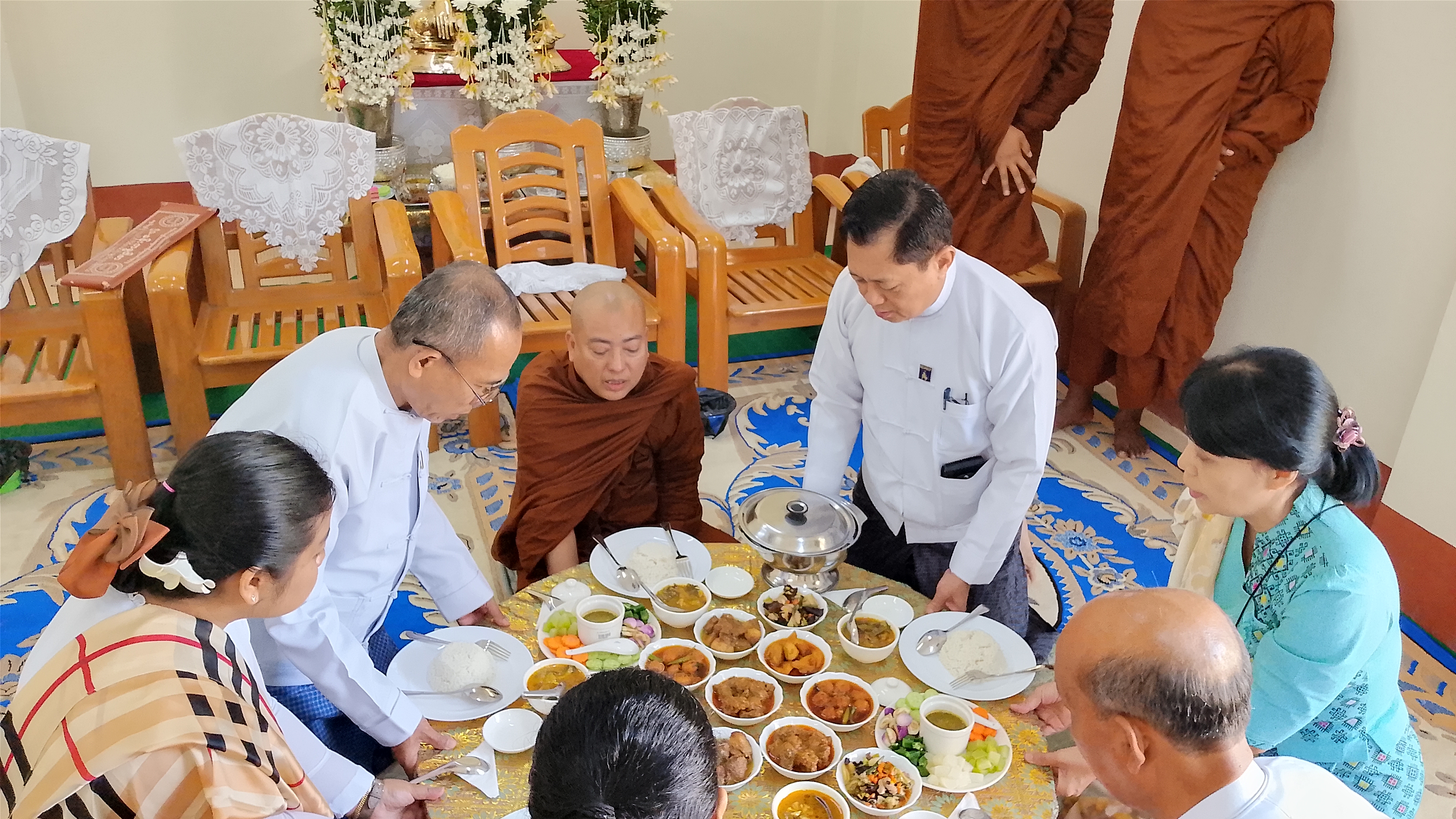 ဘဏ္ဍာရေးနှင့်အခွန်ဝန်ကြီးဌာန၊ ပင်စင်ဦးစီးဌာန နှစ် (၅၀) ပြည့် ရွှေရတုနှစ်ပတ်လည်နေ့ အထိမ်းအမှတ် သံဃာတော်များအား ဆွမ်းကပ်လှူဒါန်းခြင်း